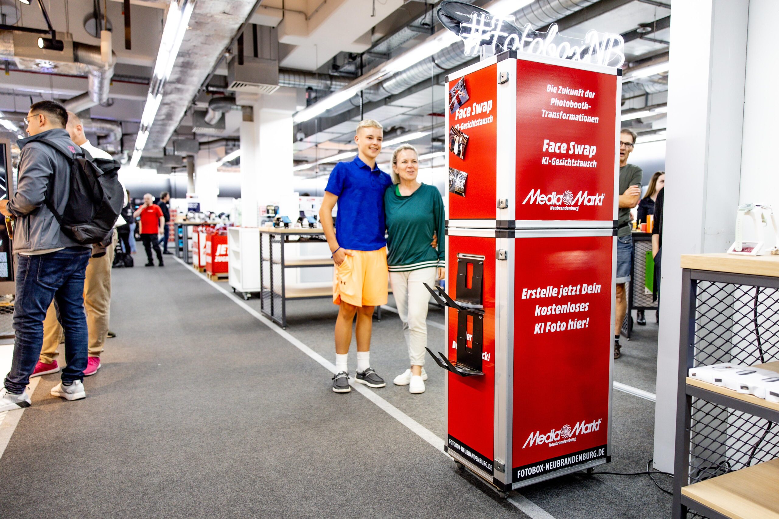 KI-Fotobox beim Media Markt Neubrandenburg - Face Swap & Hintergrundentfernung