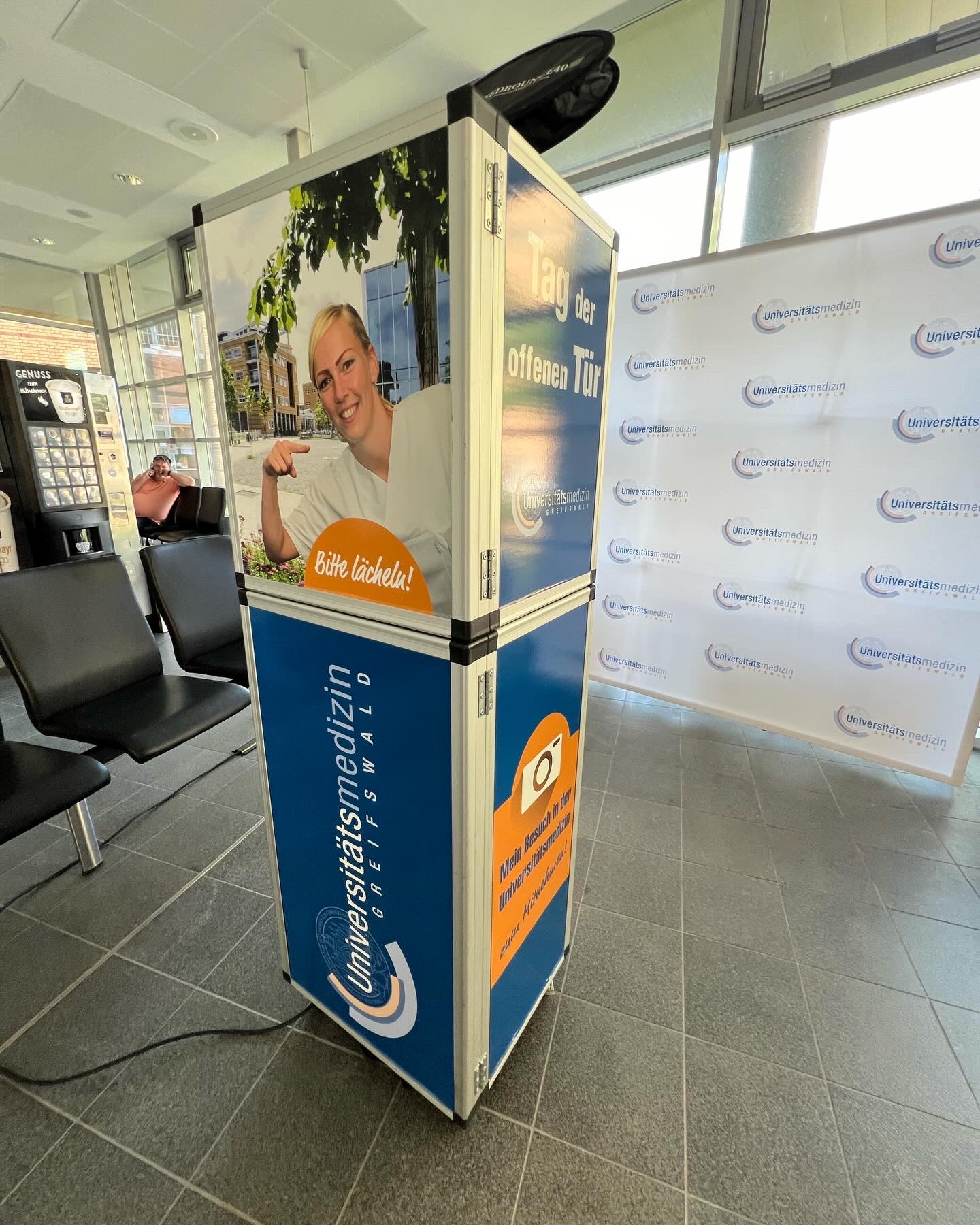 Fotobox Greifswald – Säulenfotobox mit Branding bei der Universitätsmedizin Gebrandete Säulenfotobox bei der Universitätsmedizin Greifswald