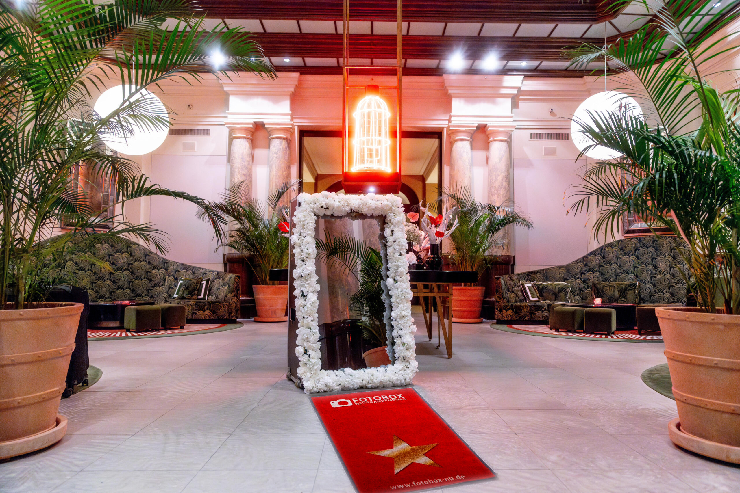 Luxus-Fotospiegel Hochzeit – Hotel de Rome Berlin Luxus-Fotospiegel mit weißem Blumenrahmen bei einer Hochzeit im Hotel de Rome Berlin
