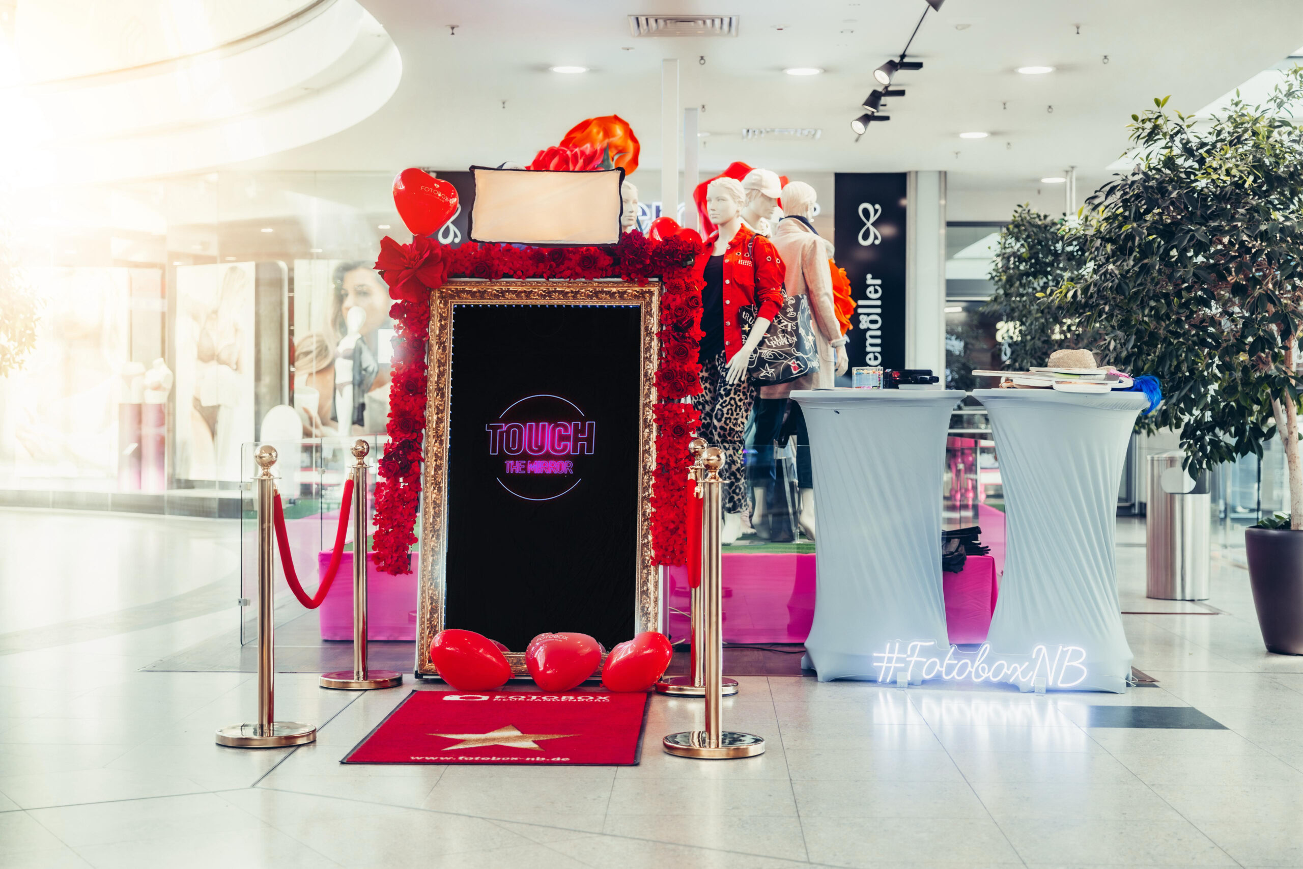 Magic Mirror Fotospiegel im Marktplatz Center Neubrandenburg während der Frauentagsaktion mit KI-Hintergrundentfernung und Sofortdruck