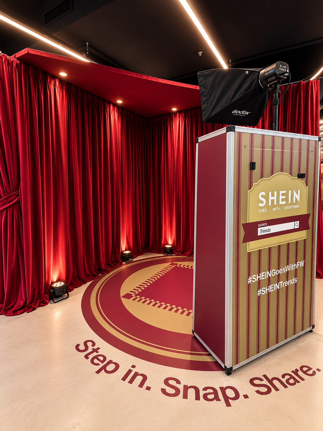 Photo Mirror Berlin – SHEIN Pop-up Store at Potsdamer Platz Branded photo mirror at the SHEIN pop-up store in The Playce at Potsdamer Platz Berlin