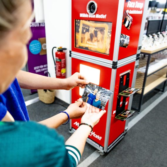 KI-Fotobox beim Media Markt Neubrandenburg – Face Swap & Hintergrundentfernung Image 2024-08-25 at 09.07.26 (1) KI-Fotobox beim Media Markt Neubrandenburg - Face Swap & Hintergrundentfernung Image 2024-08-25 at 09.07.26 (1)