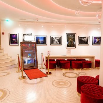 Photo mirror delights guests at gala event