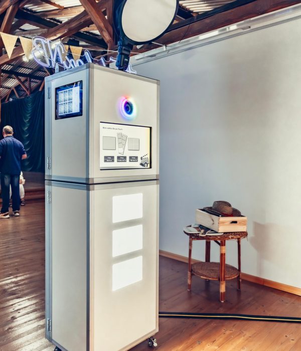 Sofortdruck Fotobox – Verschiedene Bildformate & Overlays Fotobox Firmenevent: Fotobox und Fotospiegel auf einem Firmenevent, bieten Unterhaltung und sofortige Fotodrucke für die Gäste.