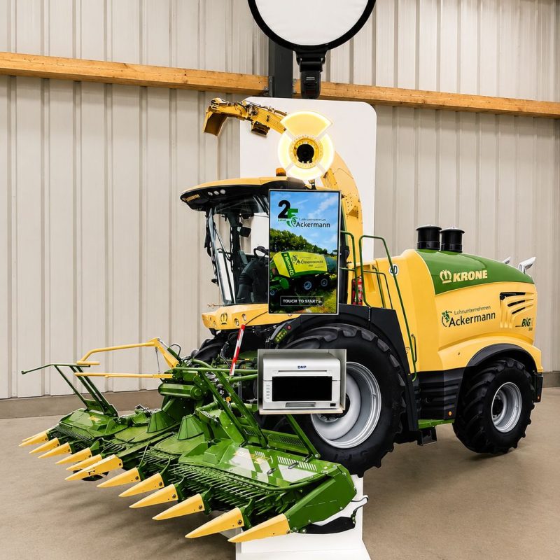 Krone Traktor als kreative KI-Fotobox Kreative KI-Fotos direkt aus dem Krone-Traktor: Die außergewöhnliche Sonderbau-Fotobox machte das Event zu einem interaktiven Erlebnis mit Wow-Effekt.