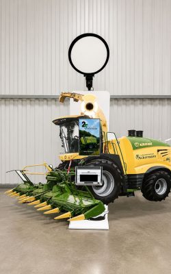 Maßgeschneiderte KI-Fotobox für Krone Mit einer einzigartigen KI-Fotobox im Krone-Traktor-Design entstanden außergewöhnliche Bilder, die Landwirtschaft, Innovation und Eventspaß perfekt kombinierten.